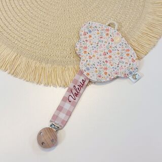 Chupetero personalizado de tela vichy rosa y funda en forma de nube de tela flores piqué jardín
