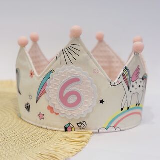 Corona de cumpleaños de tela unicornios y helados con interior rosa bebé liso