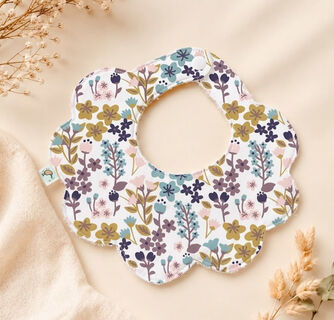 Babero flor mini personalizado de tela popelin flores pastel y rizo bambú blanco