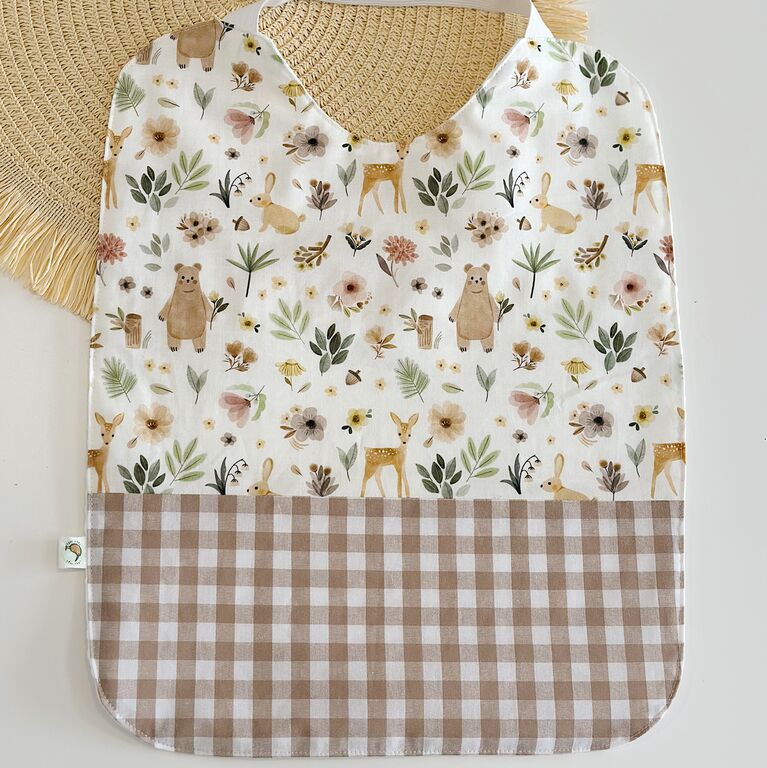 Babero guardería personalizado de tela ciervos y flores y vichy beige