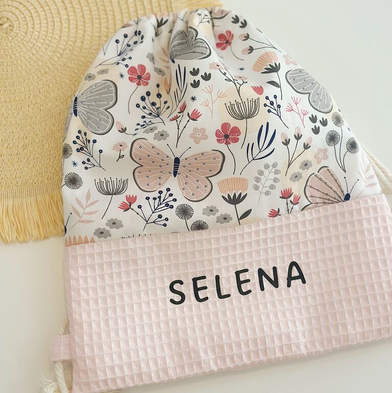Mochila saco infantil con cuerdas de tela mariposas rosa y gris y gofre rosa bebé