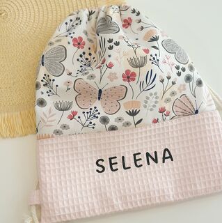Mochila saco infantil con cuerdas de tela mariposas rosa y gris y gofre rosa bebé
