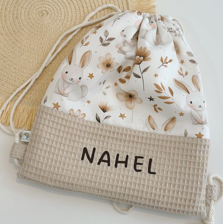 Mochila saco infantil con cuerdas de tela conejitos y flores otoñales y gofre beige