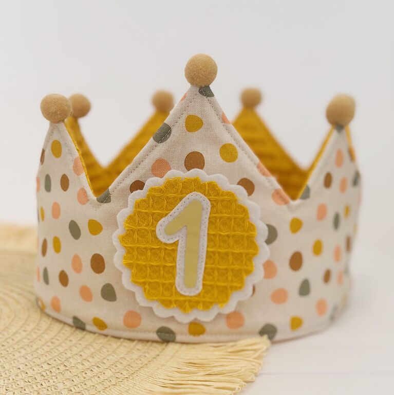 Corona de cumpleaños de tela topos de colores con interior gofre mostaza