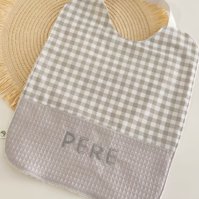 Babero guardería personalizado de tela vichy gris y gofre gris claro