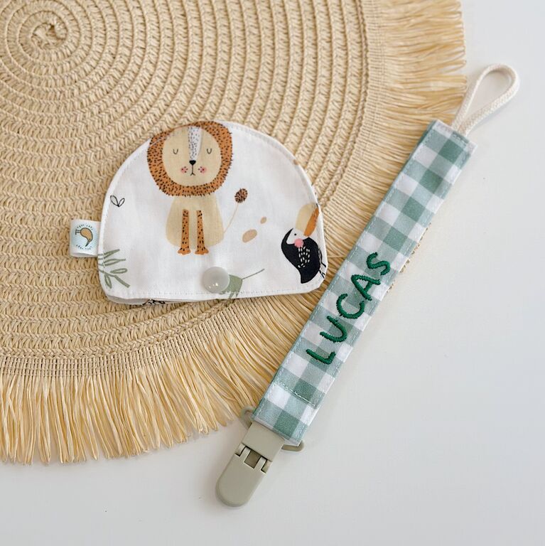 Chupetero personalizado de tela vichy menta y funda en forma de luna de tela animales de áfrica