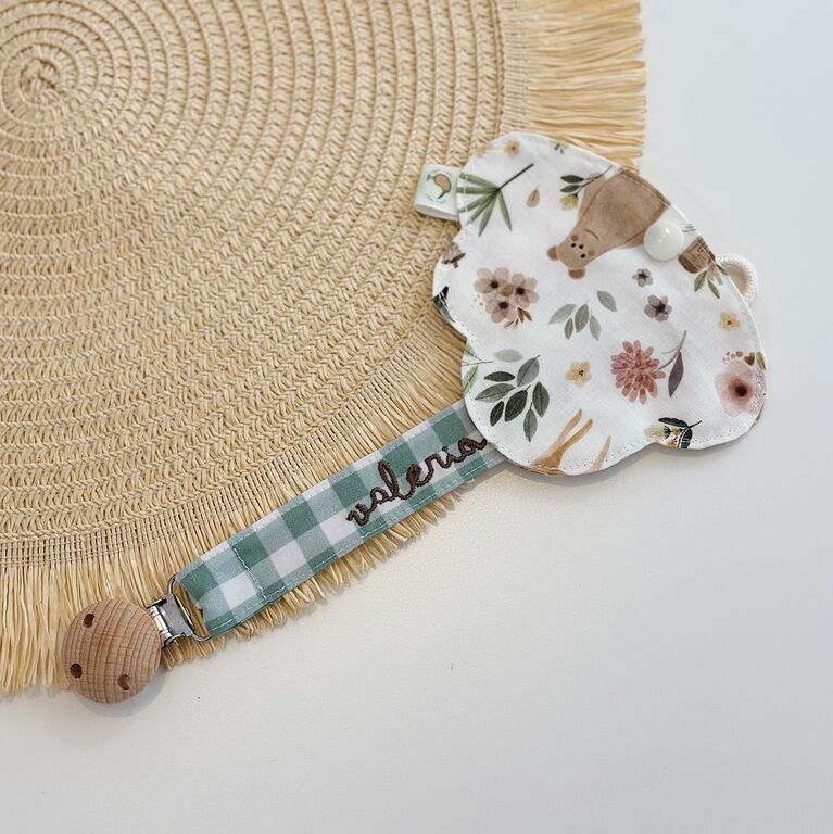 Chupetero personalizado de tela vichy menta y funda en forma de nube de tela ciervos y flores