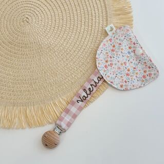 Chupetero personalizado de tela vichy rosa y funda en forma de luna de tela flores piqué jardín