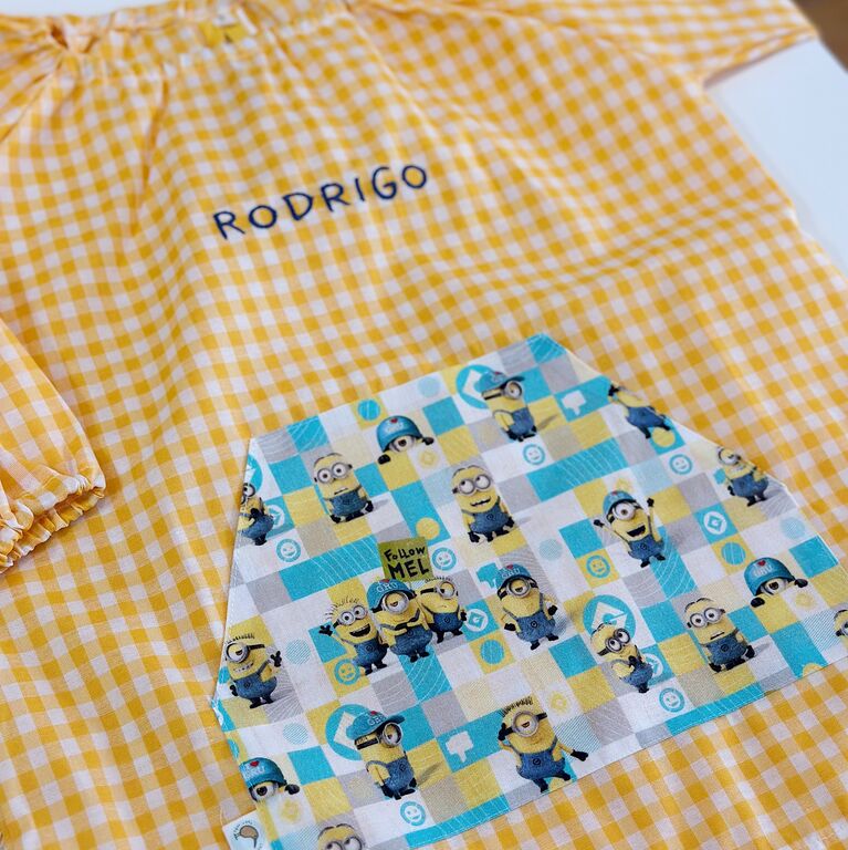 Babi escolar de cuadros amarillo con bolsillo de tela minions