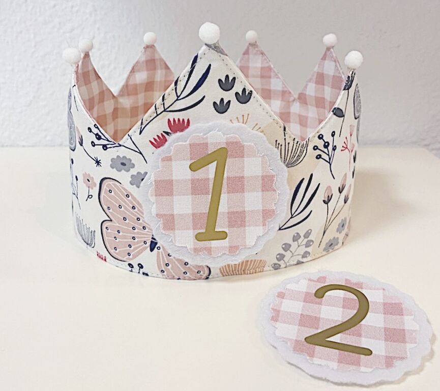 Corona de cumpleaños de tela mariposas con interior vichy rosa