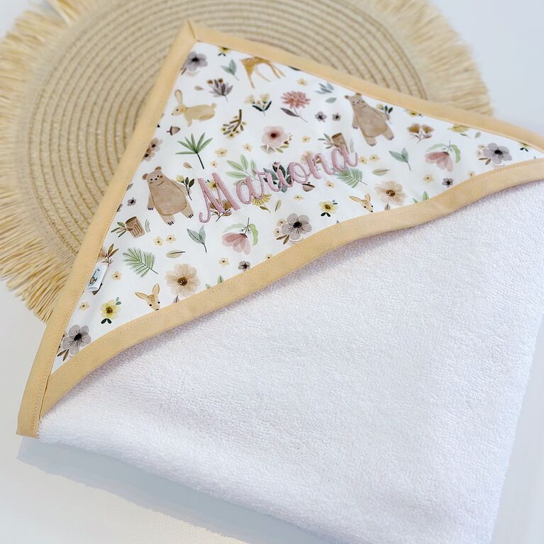 Capa de baño bebé personalizada con capucha de tela ciervos y flores