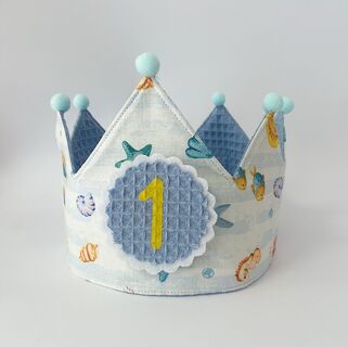 Corona de cumpleaños de tela peces y rayas con interior gofre azul