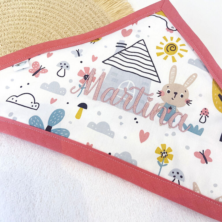 Capa de baño con tela de la casita del conejo